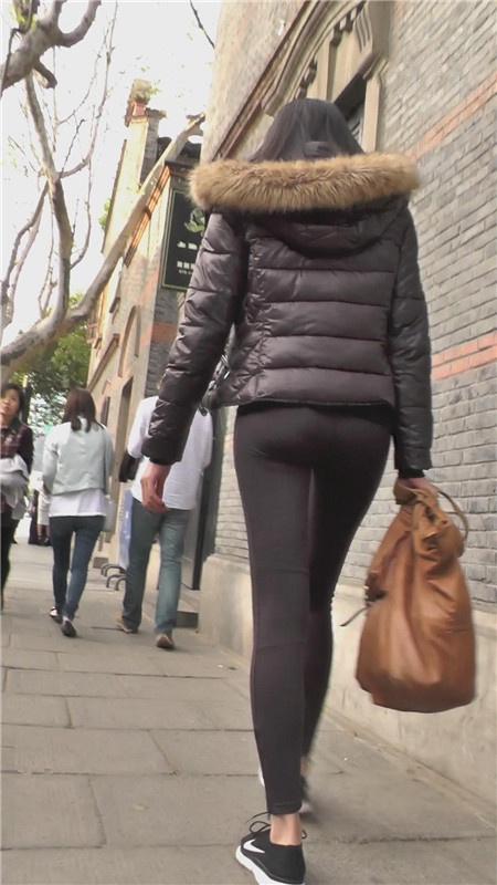 黑裤紧身长腿美眉[1.36G/MP4]