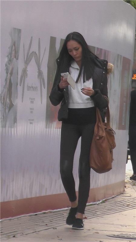 黑裤紧身长腿美眉[1.36G/MP4]