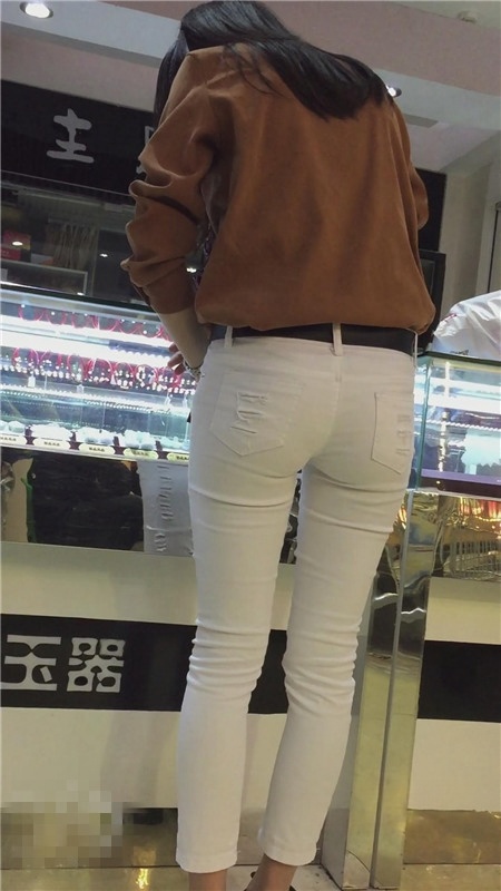 柜台前的白裤美女[632M/MP4]