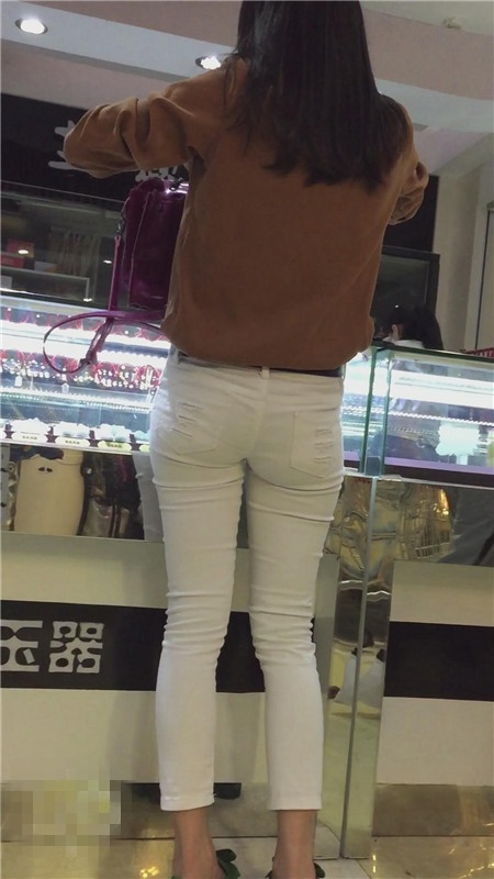 柜台前的白裤美女[632M/MP4]