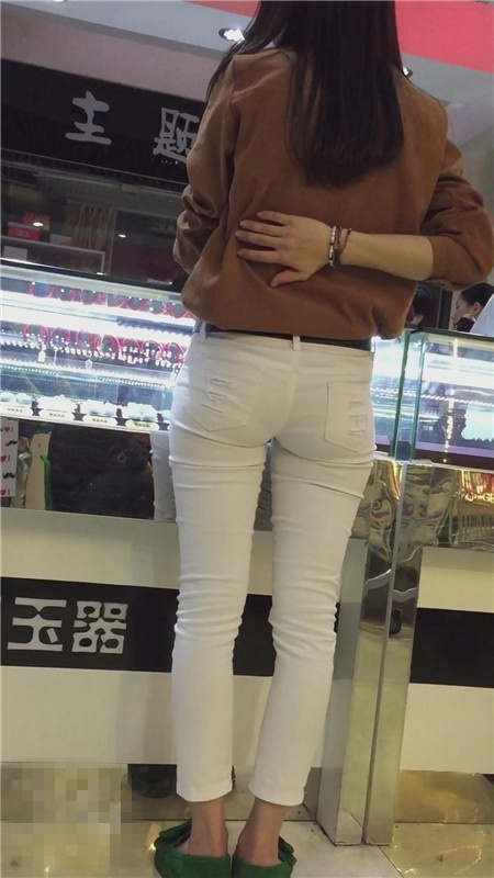 柜台前的白裤美女[632M/MP4]