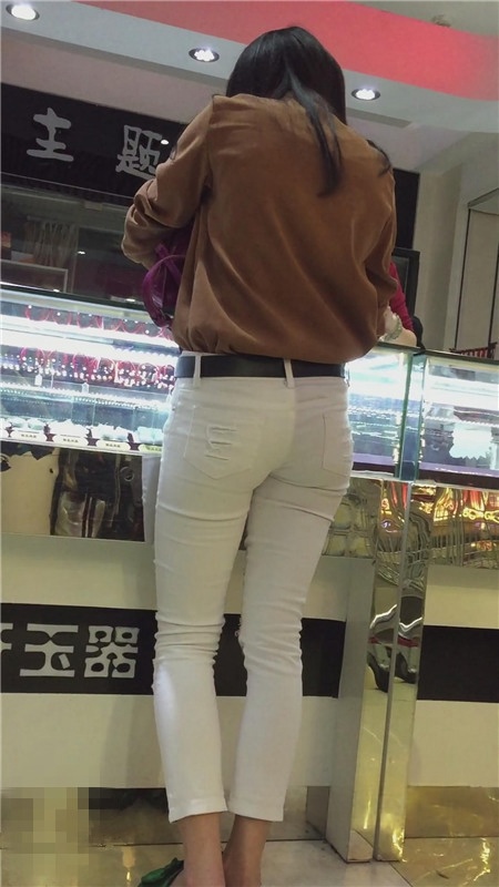 柜台前的白裤美女[632M/MP4]