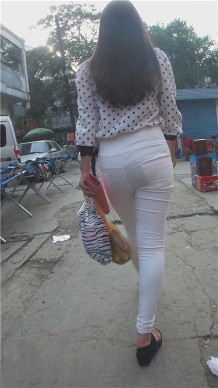 高腰白裤紧身妹子[1.71G/MP4]