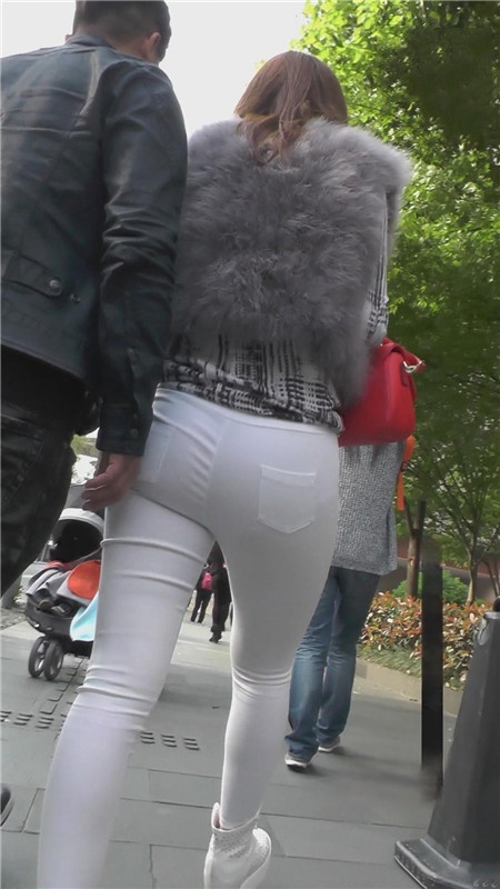 漂亮的白色紧身裤美女[732M/MP4]