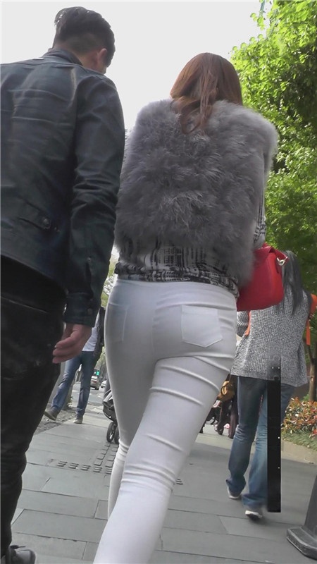 漂亮的白色紧身裤美女[732M/MP4]