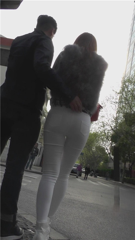 漂亮的白色紧身裤美女[732M/MP4]