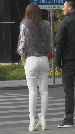 漂亮的白色紧身裤美女[732M/MP4]