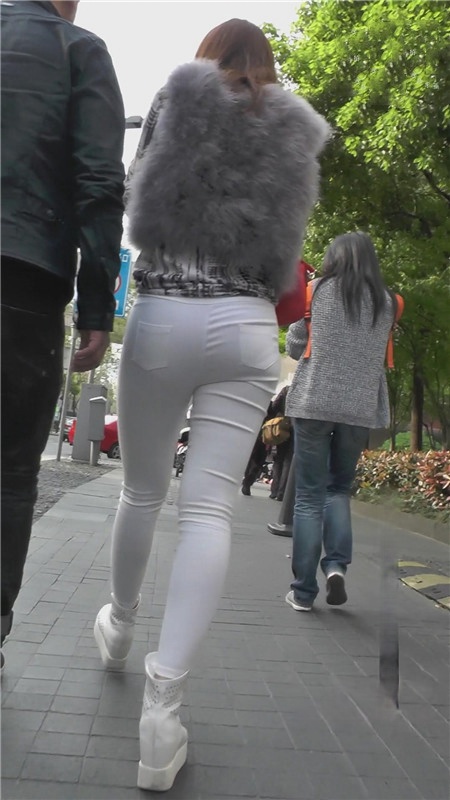 漂亮的白色紧身裤美女[732M/MP4]