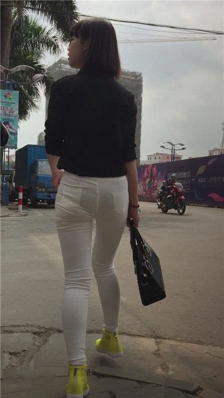 漂亮的极品白透小妹[1.45G/MP4]