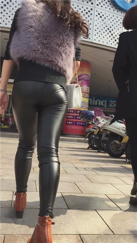 紧身皮裤美女[628M/MP4]