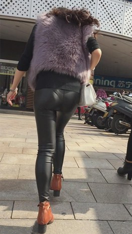 紧身皮裤美女[628M/MP4]