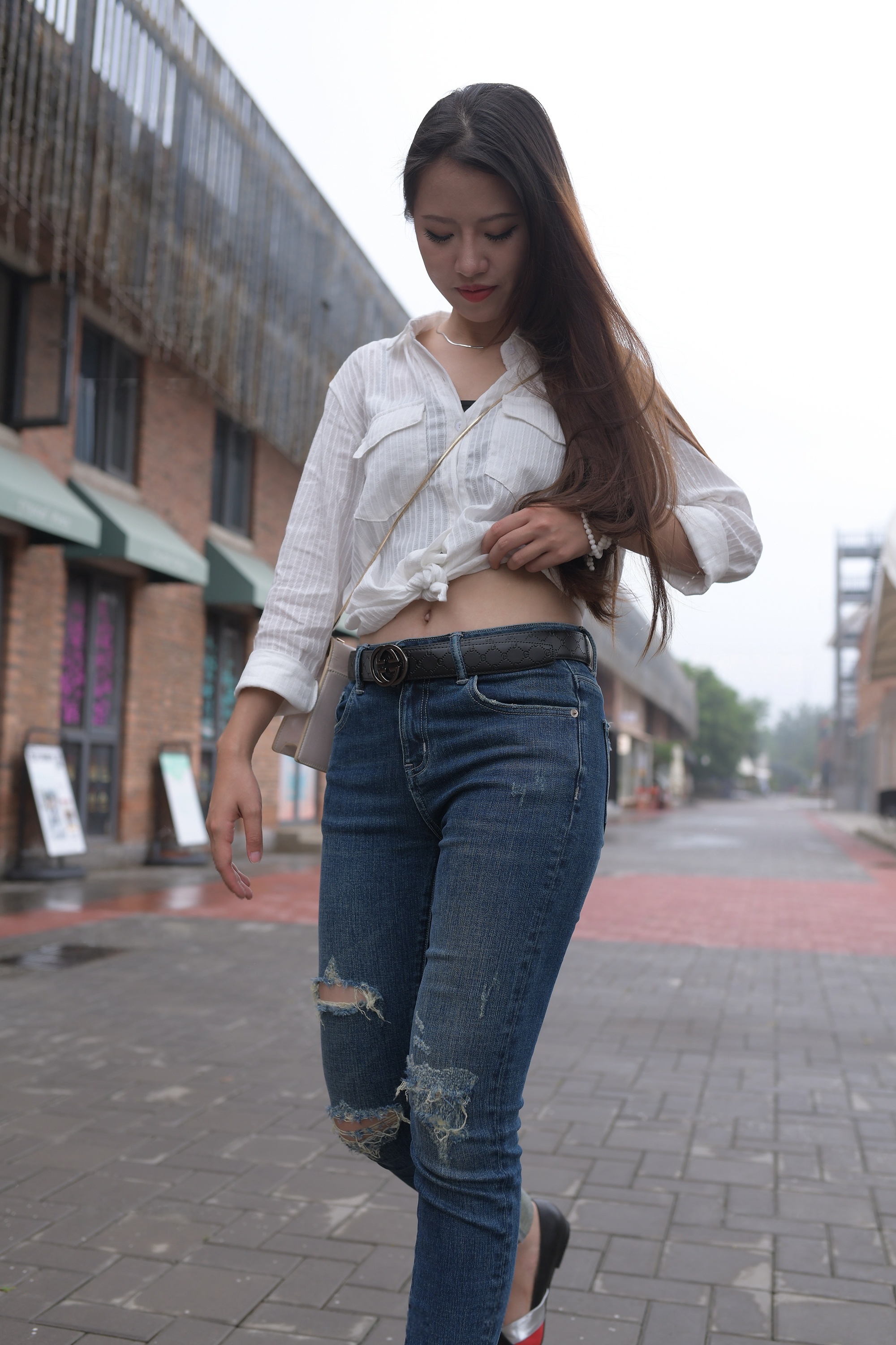 （图）蓝色丰满紧身牛仔裤