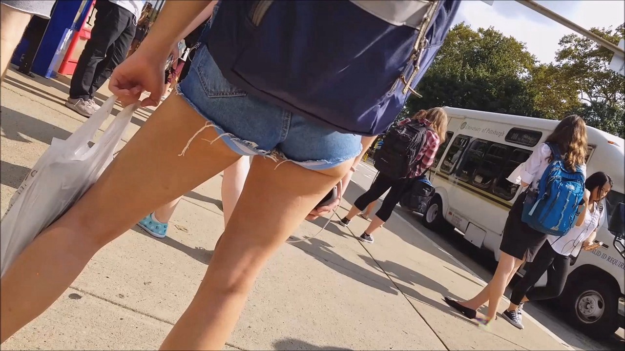 街拍牛仔热裤圆润翘臀洋妞[344M/MP4]