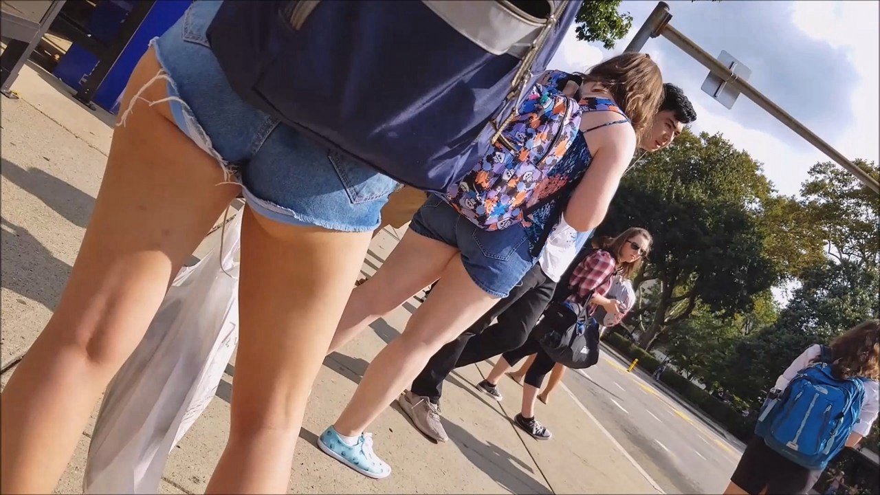 街拍牛仔热裤圆润翘臀洋妞[344M/MP4]