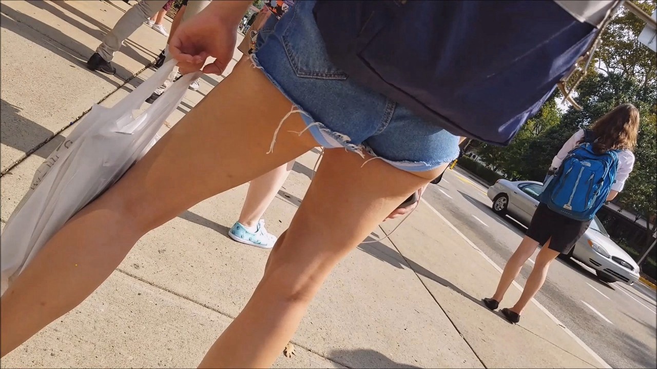 街拍牛仔热裤圆润翘臀洋妞[344M/MP4]