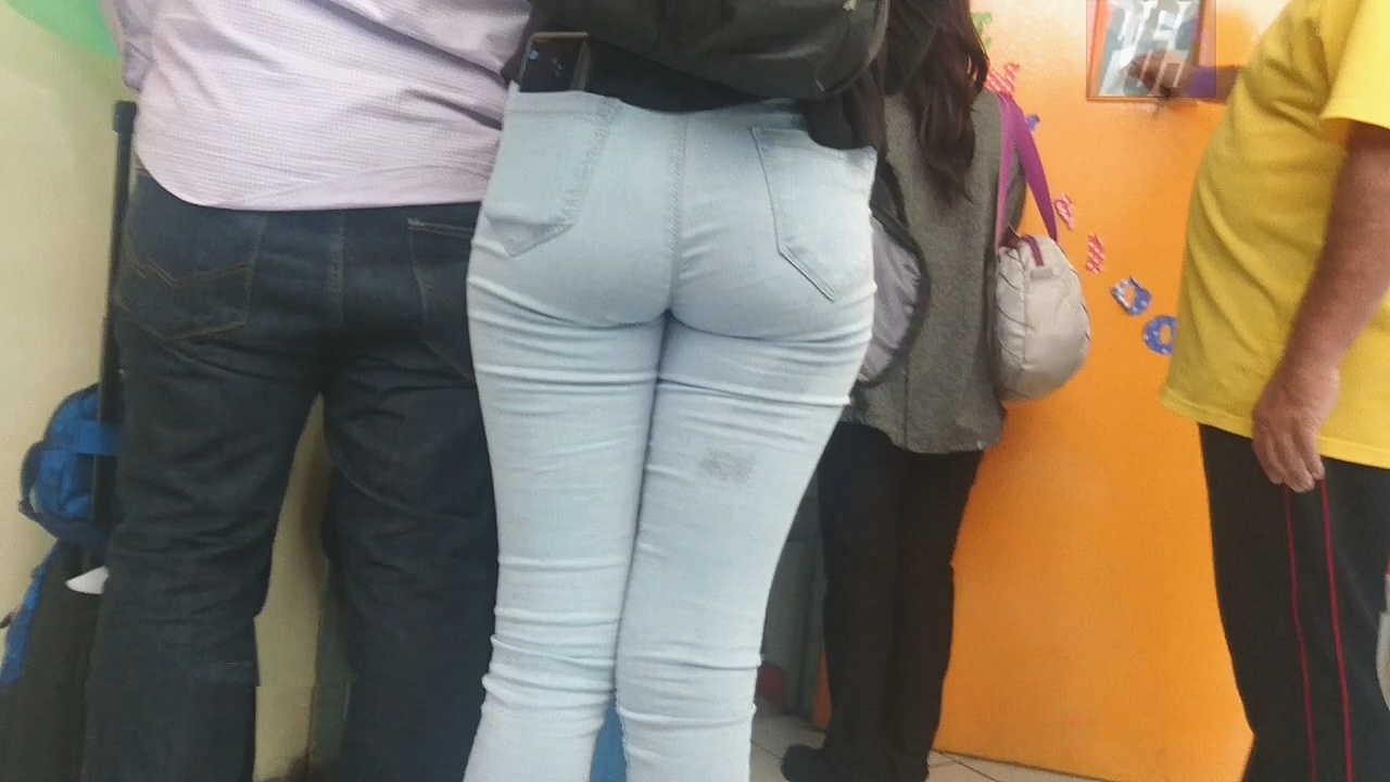 街拍蓝色饱满丰臀紧牛洋妞[100M/MP4]