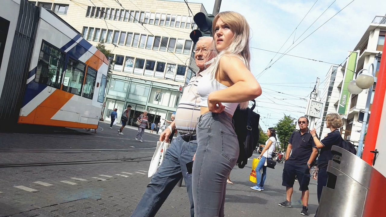 街拍浅灰色紧绷牛仔裤极品翘臀金发洋妞美女[406M/MP4]