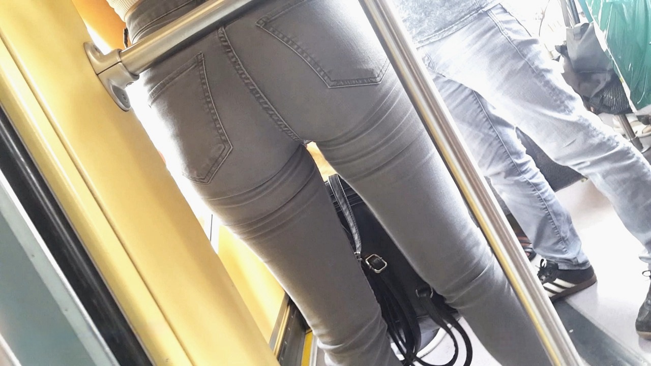 街拍浅灰色紧绷牛仔裤极品翘臀金发洋妞美女[406M/MP4]