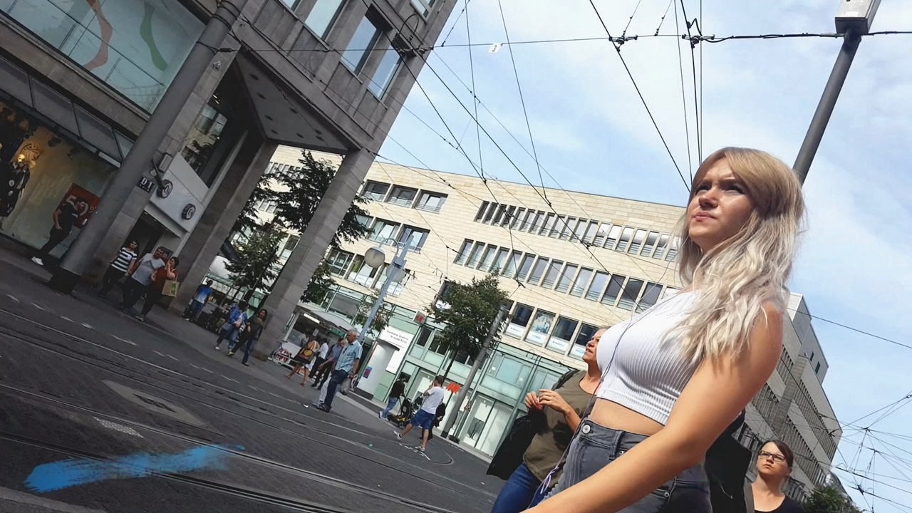 街拍浅灰色紧绷牛仔裤极品翘臀金发洋妞美女[406M/MP4]