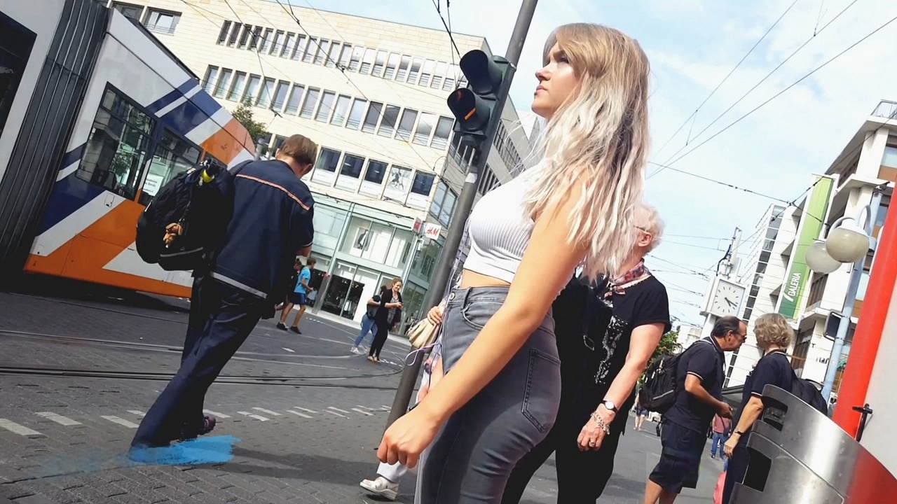 街拍浅灰色紧绷牛仔裤极品翘臀金发洋妞美女[406M/MP4]