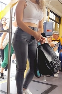 街拍浅灰色紧绷牛仔裤极品翘臀金发洋妞美女[406M/MP4]