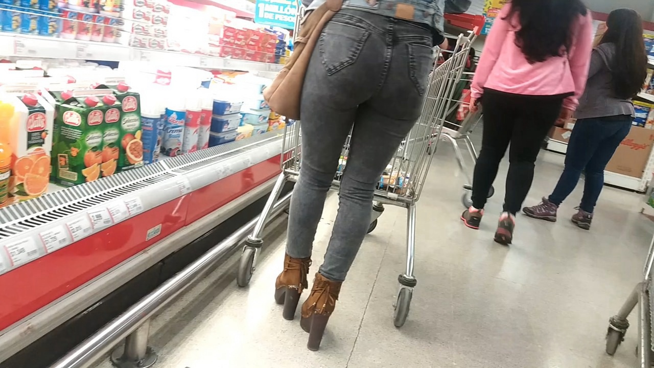 超市购物的灰色紧身牛仔裤洋妞[124M/MP4]