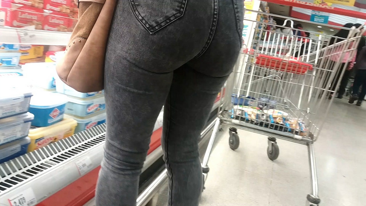 超市购物的灰色紧身牛仔裤洋妞[124M/MP4]