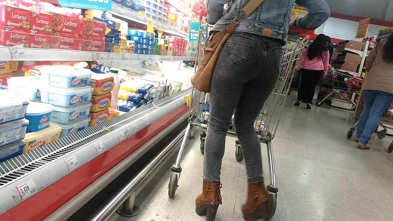 超市购物的灰色紧身牛仔裤洋妞[124M/MP4]