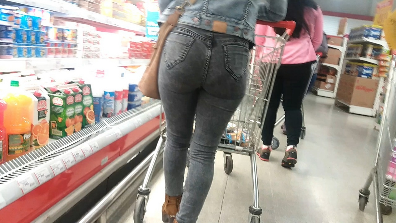 超市购物的灰色紧身牛仔裤洋妞[124M/MP4]
