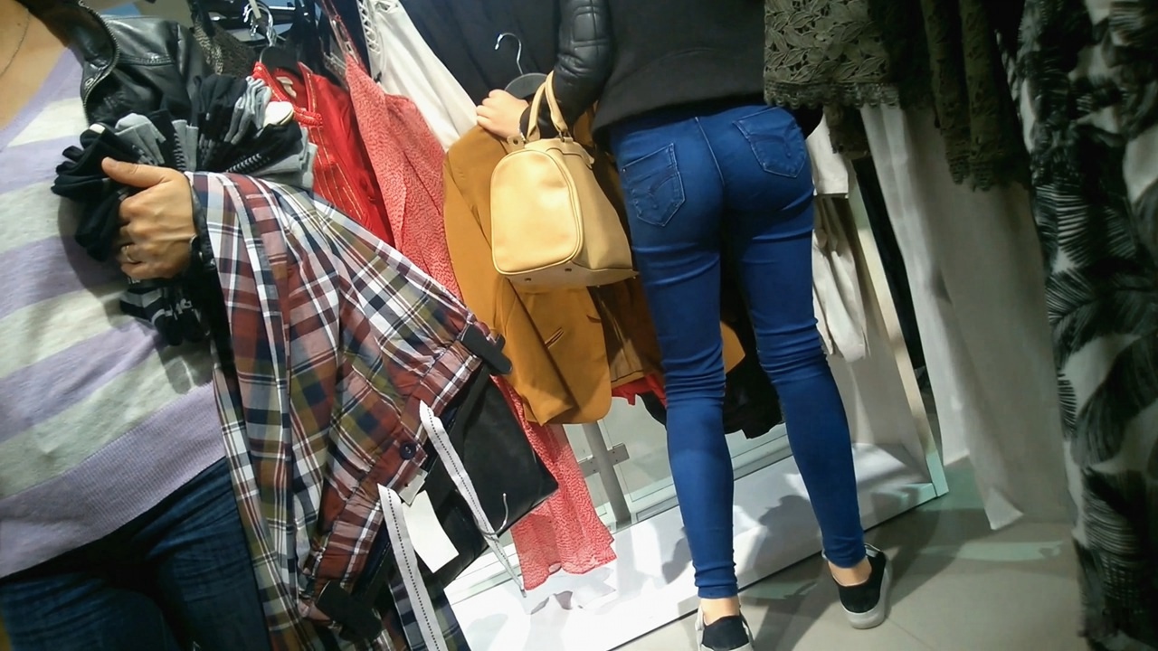 两个年轻极品牛仔裤翘臀洋妞美眉[121M/MP4]