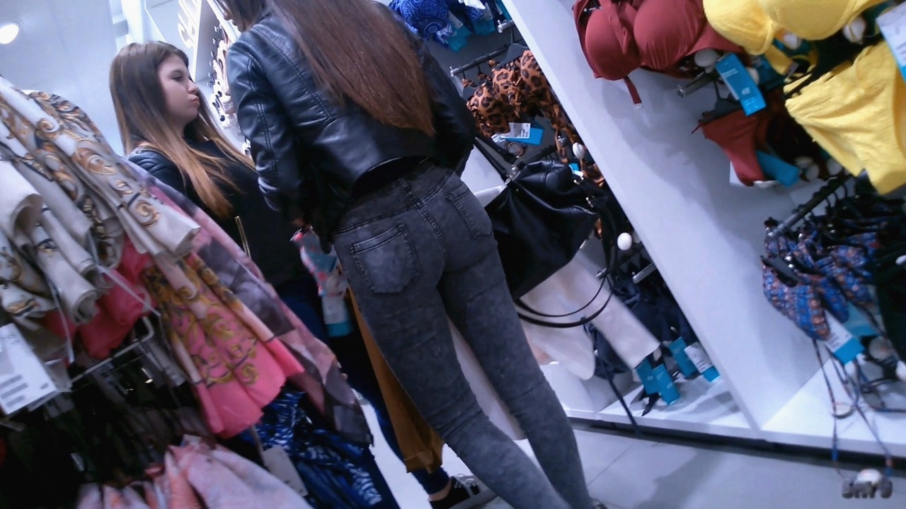 两个年轻极品牛仔裤翘臀洋妞美眉[121M/MP4]