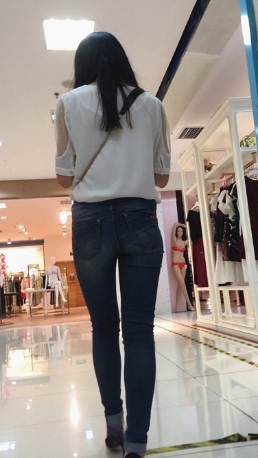 商场超紧牛仔宽大臀[394M/MP4]