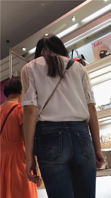 商场超紧牛仔宽大臀[394M/MP4]