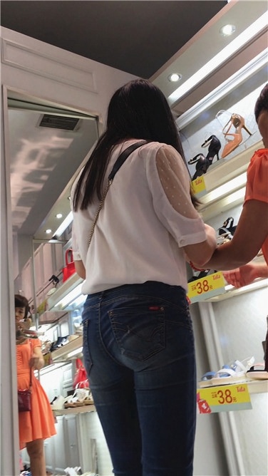 商场超紧牛仔宽大臀[394M/MP4]