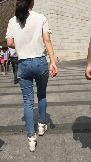 一扭一扭的浅色紧牛美眉[69M/MOV]