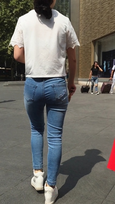 一扭一扭的浅色紧牛美眉[69M/MOV]