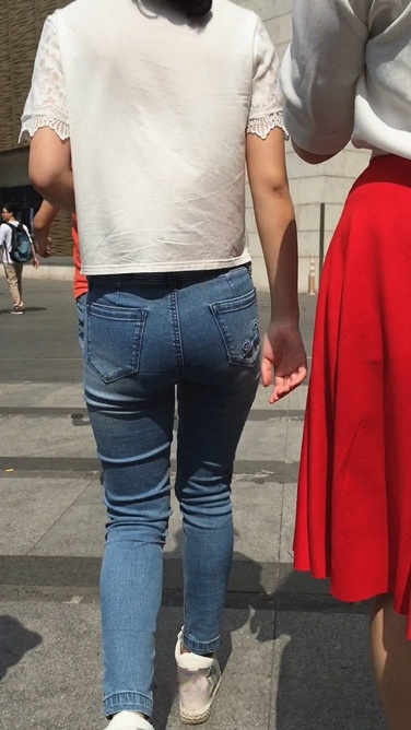 一扭一扭的浅色紧牛美眉[69M/MOV]