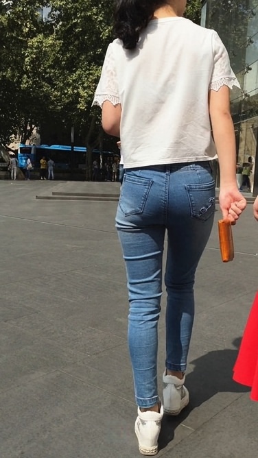 一扭一扭的浅色紧牛美眉[69M/MOV]