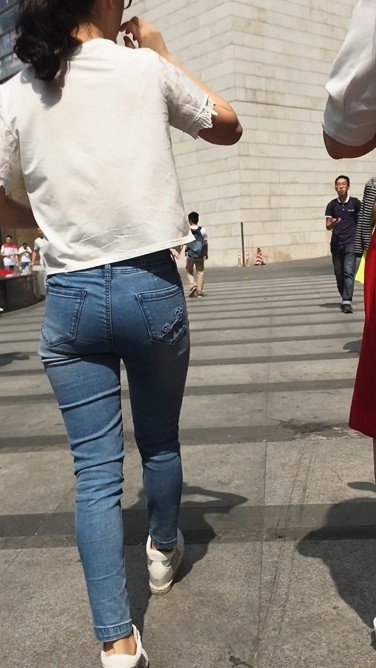 一扭一扭的浅色紧牛美眉[69M/MOV]