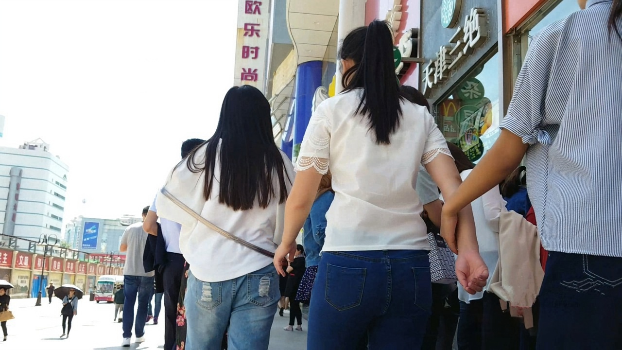 白色紧身T衫细腰磨砂牛仔裤MM [83.6M/MP4]