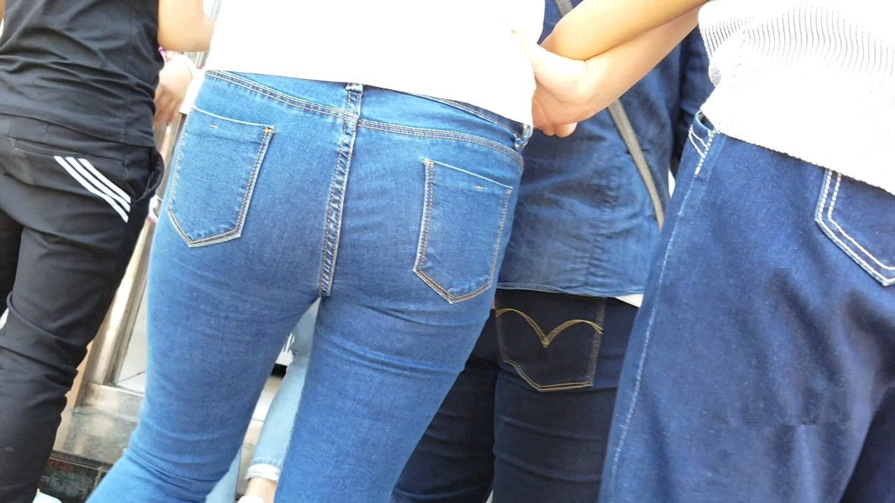 白色紧身T衫细腰磨砂牛仔裤MM [83.6M/MP4]