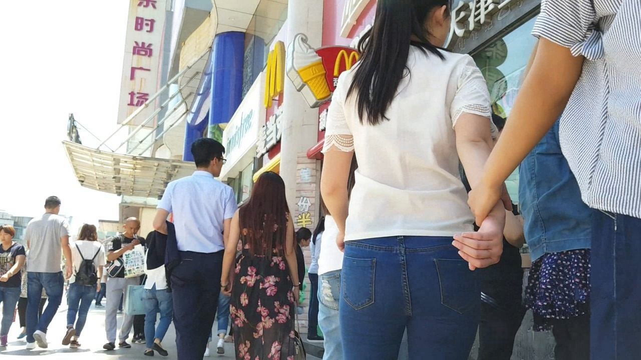 白色紧身T衫细腰磨砂牛仔裤MM [83.6M/MP4]