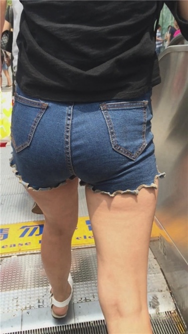 阳光撒在翘臀上[MP4/189MB]