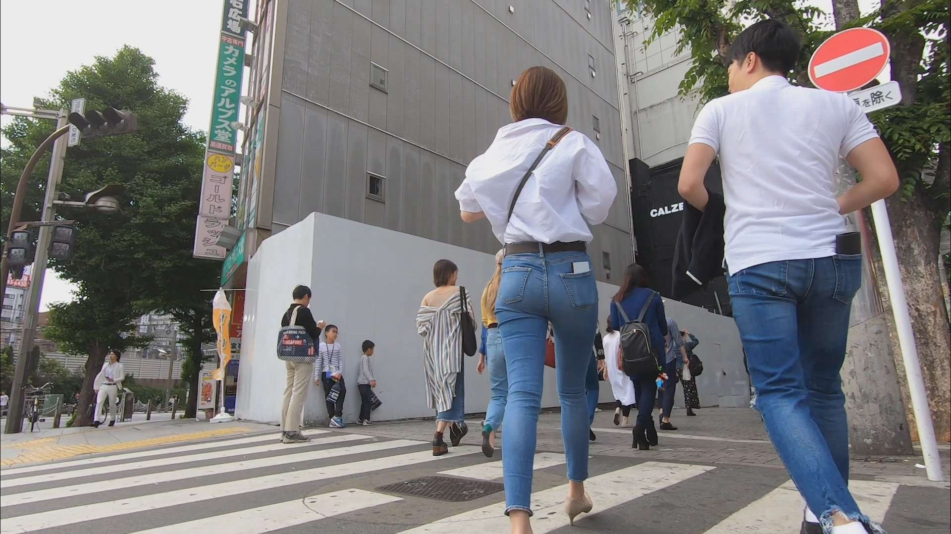 逛街的浅蓝牛仔九分裤细腿圆翘屯[1.03G]