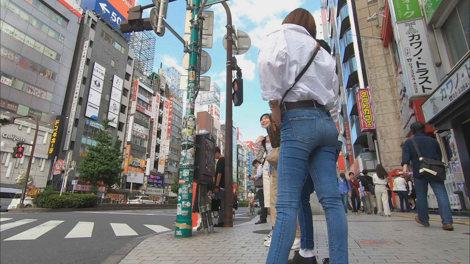 逛街的浅蓝牛仔九分裤细腿圆翘屯[1.03G]