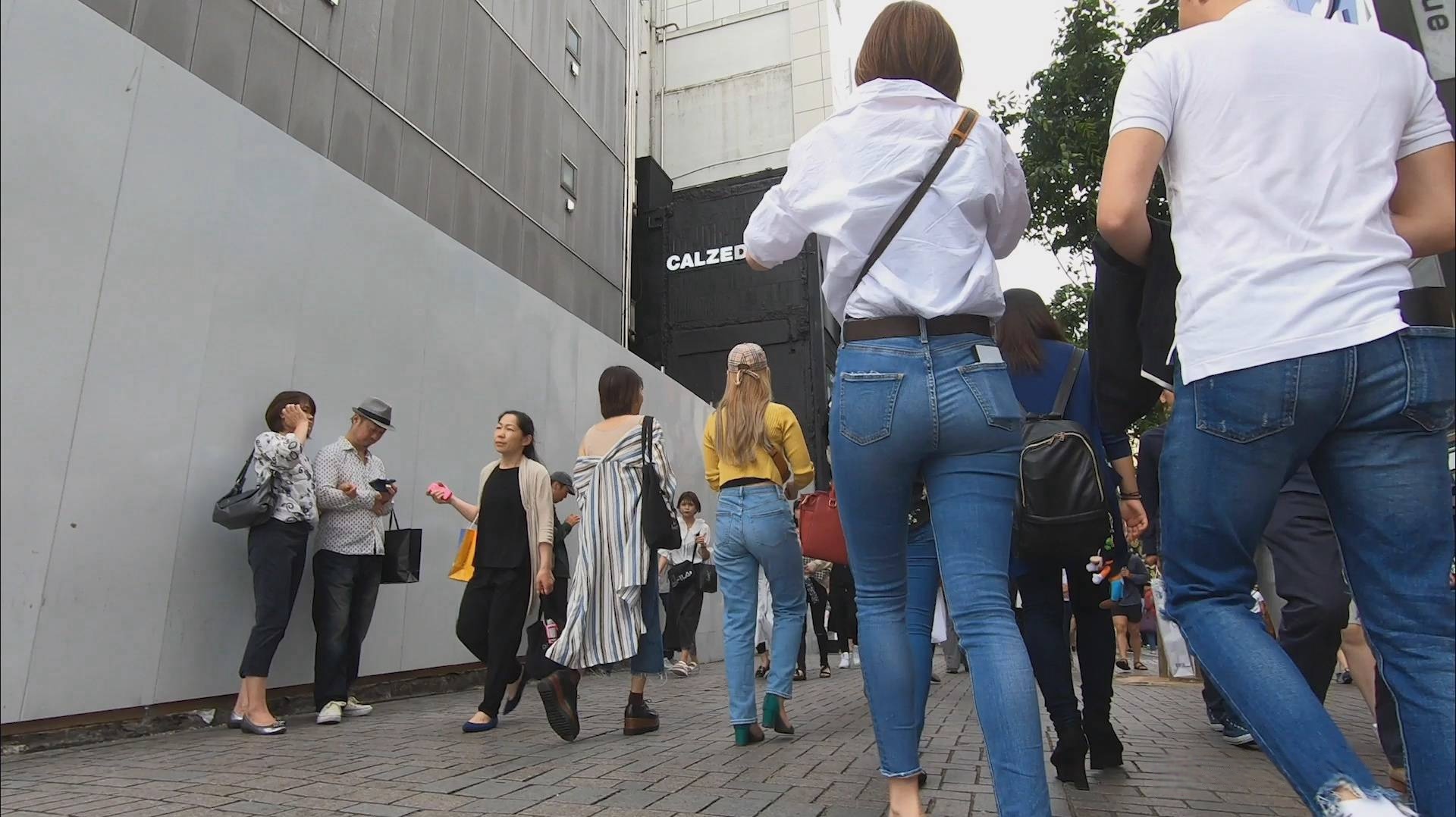 逛街的浅蓝牛仔九分裤细腿圆翘屯[1.03G]