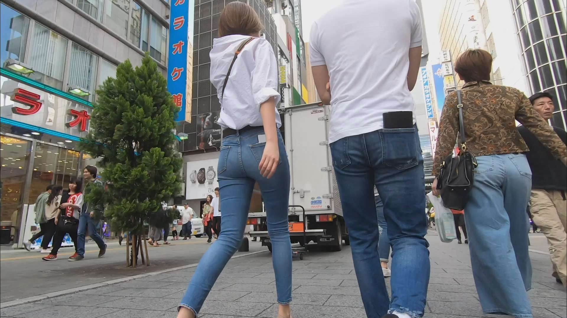 逛街的浅蓝牛仔九分裤细腿圆翘屯[1.03G]