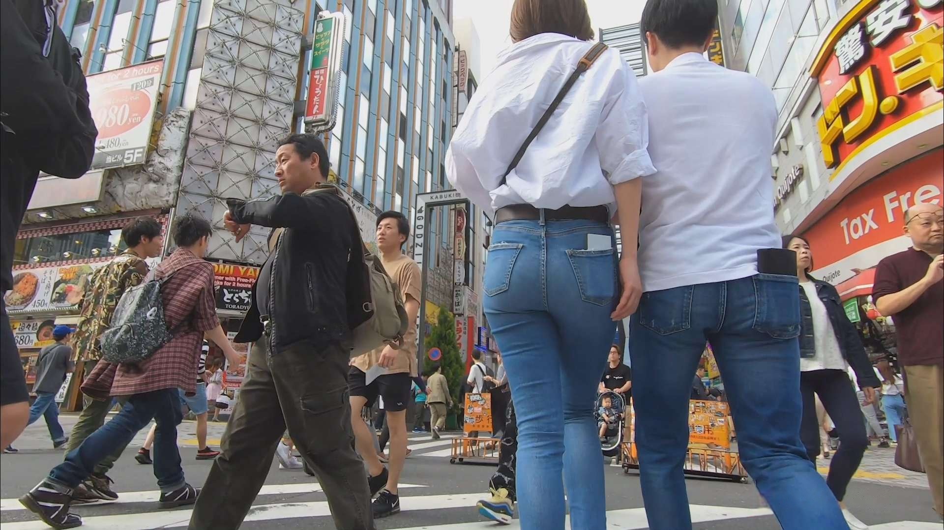 逛街的浅蓝牛仔九分裤细腿圆翘屯[1.03G]