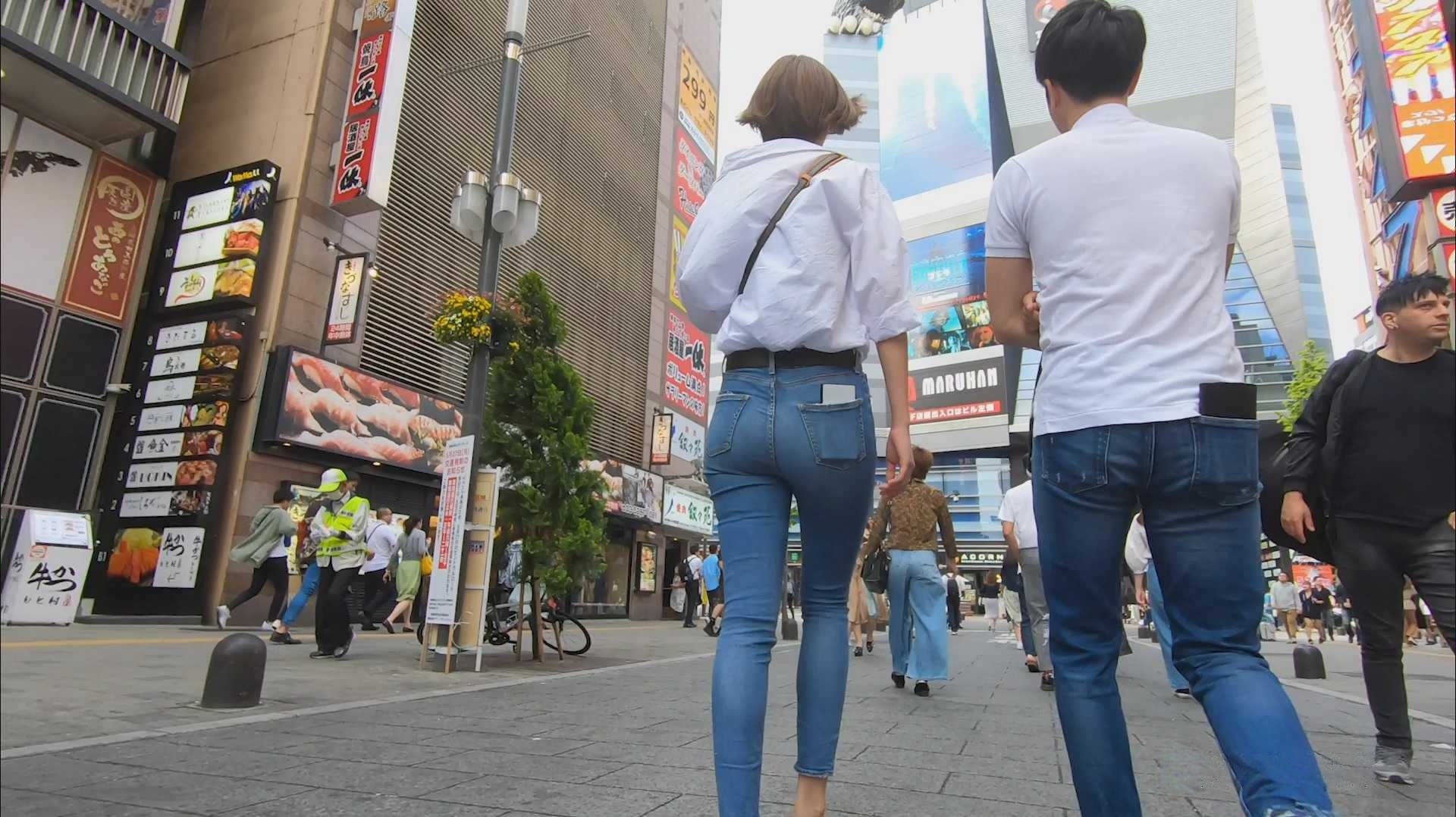 逛街的浅蓝牛仔九分裤细腿圆翘屯[1.03G]