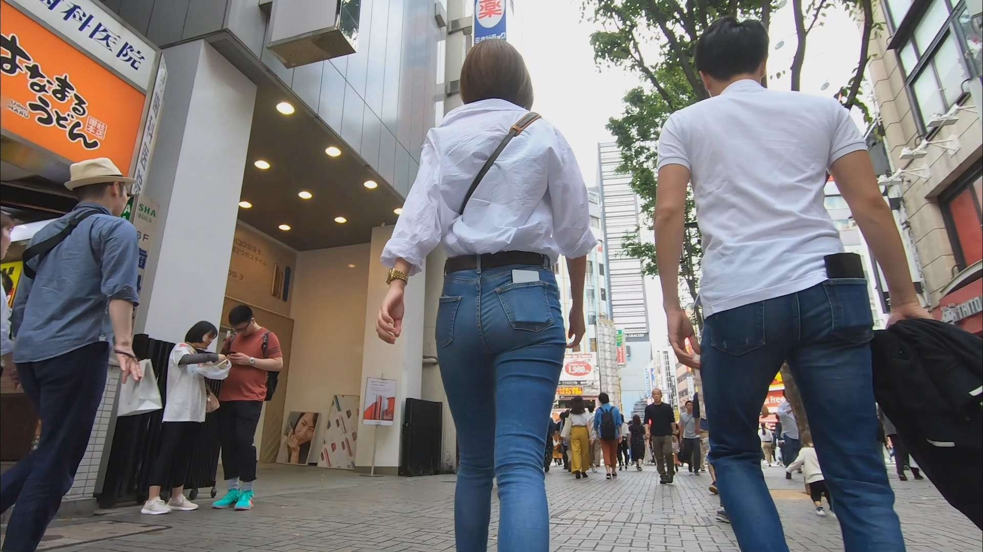 逛街的浅蓝牛仔九分裤细腿圆翘屯[1.03G]